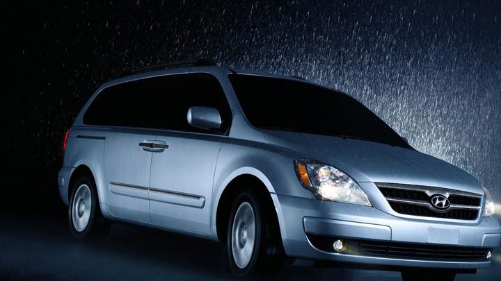 Hyundai Entourage 2009 In Rain Night Pose